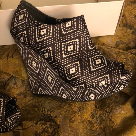 COPY - Wedge Peep Toe Sandle - Picture 2 of 4